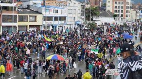 Manifestantes y policías chocan en aniversario de estallido social en Colombia
