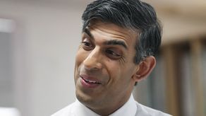 Rishi Sunak recibió críticas cuando se supo que tomó un vuelo de 28 minutos en un jet pagado por los contribuyentes del noroeste al noreste de Inglaterra.