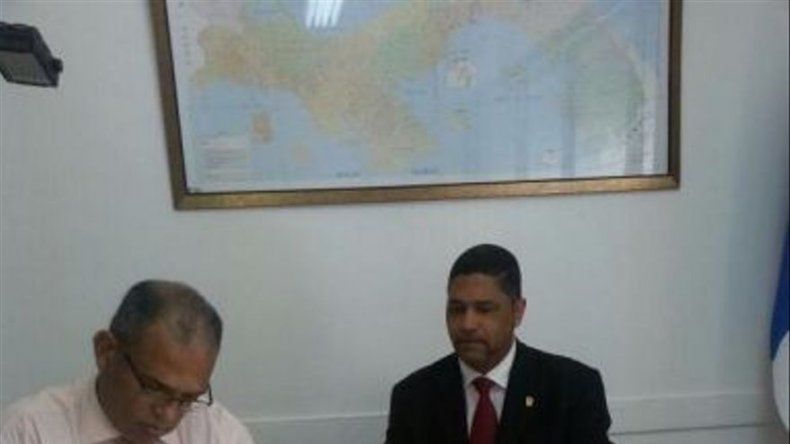 Defensor encargado, Javier Mitil, presenta su postulación