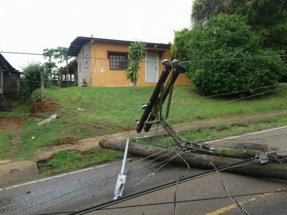 Camión derriba varios postes de tendido eléctrico en La Chorrera