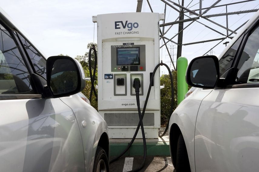 La mayor parte del dinero se habría destinado a programas que ayudan a la comprar de autos eléctricos o a la instalación de más puestos de carga