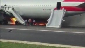 Incendio de un avión en el aeropuerto de Chicago tras reventar una rueda