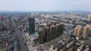 China confina ciudad de 20 millones de habitantes por nuevo brote de covid-19