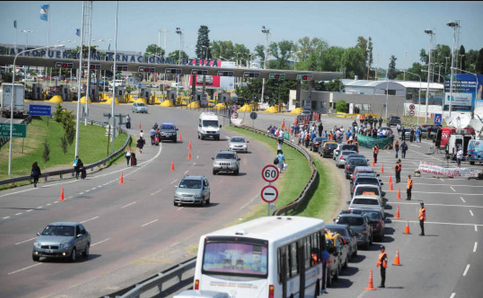 Protesta sindical bloquea parte del acceso al principal aeropuerto argentino