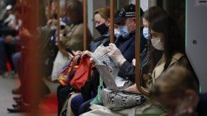 Las autoridades de Moscú dijeron que se reforzará el uso de mascarillas y guantes en transporte público, tiendas y otros lugares públicos y que los infractores podrían enfrentar multas de hasta 5.000 rublos (70 dólares).