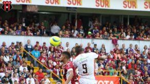 Abdiel Arroyo anotó el empate de Alajuelense ante Saprissa