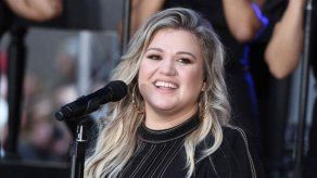 Kelly Clarkson contempló el suicidio cuando la obligaron a adelgazar