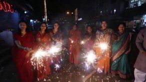 La India se ilumina para guiar a sus dioses de vuelta por Diwali