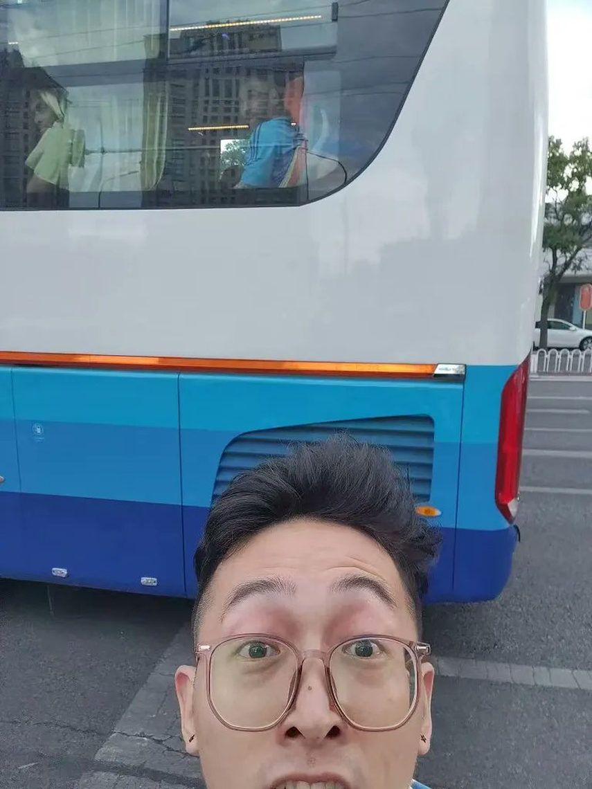Liu Yuhnag y Messi de fondo. Liu Yuhnag y Messi de fondo.
