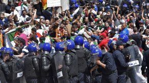 Miles de argelinos en las calles por 13º viernes consecutivo