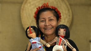 La muñeca hizo las delicias de los transeúntes, ya que, si bien hay muñecas indígenas en otros lugares de América Latina, en Brasil —donde en el último censo había cerca de 900.000 personas que se identificaban como indígenas— siguen sin existir.