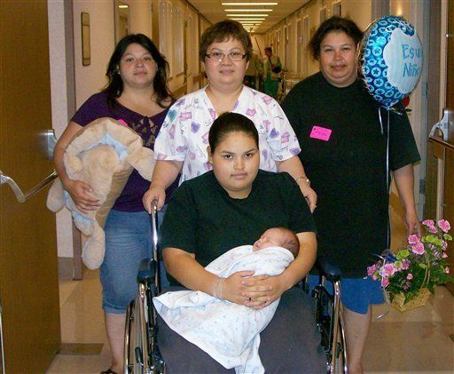 Adolescente en California da a luz mientras se duchaba