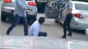 Dos hombres se van a los puños en pleno tráfico vehicular