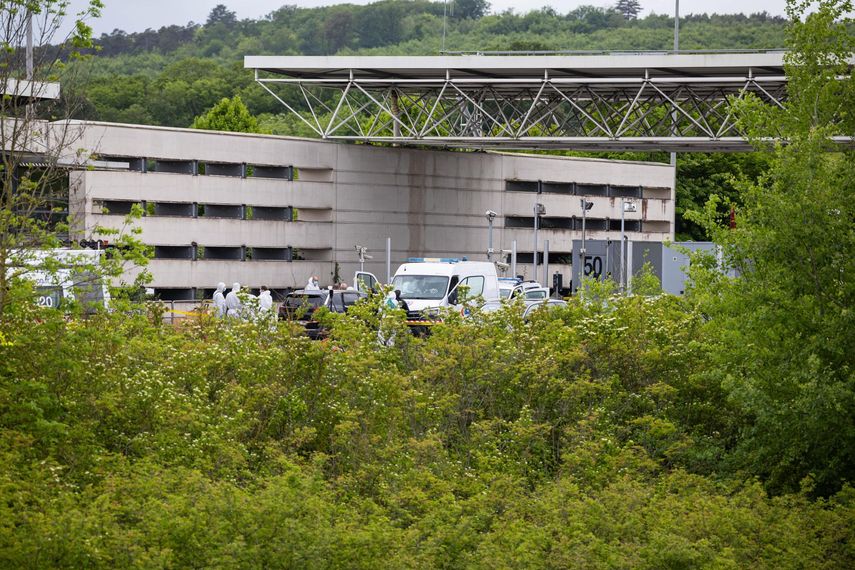 Una gran operación policial busca a los asesinos de dos agentes penitenciarios franceses.