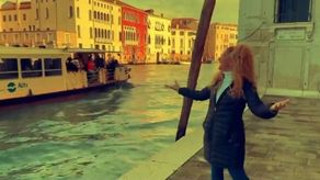 Erika Ender graba video en Venecia de su tema Te Conozco de Antes