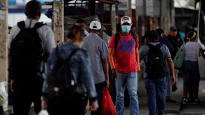 El anuncio de la eliminación de mascarillas en exteriores se da cuando se reportan, aproximadamente, 300 casos diarios, después de un pico de contagios de hasta 12,000 casos por día.