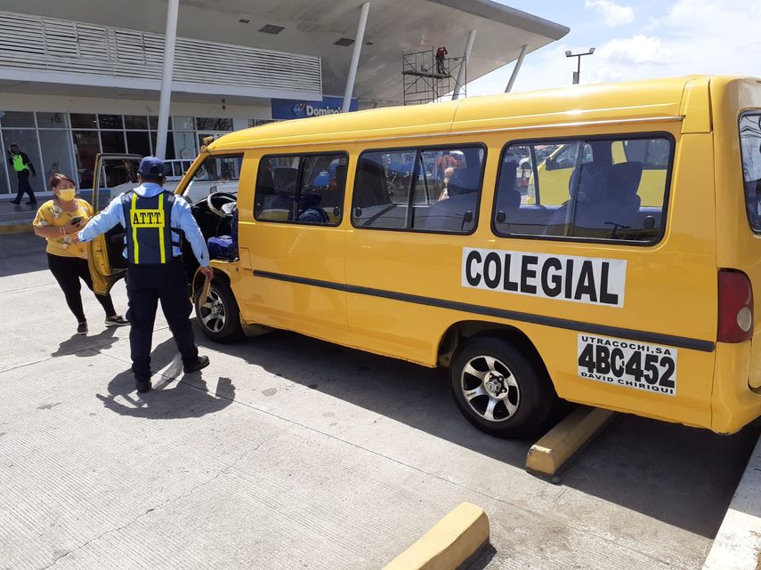 Inspectores de la ATTT revisando condición de buses colegiales para el inicio de clases.