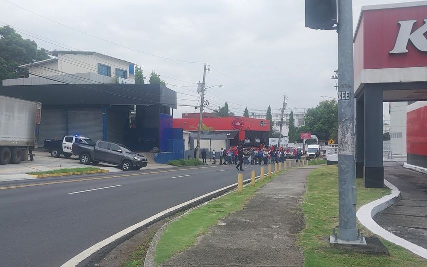 Manifestantes cierran la Av. 12 de octubre