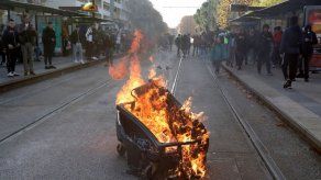 Francia suspende subida del impuesto a carburantes para el año 2019 tras protestas