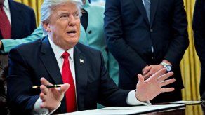 Trump se dedica a la Suprema Corte sin controlar controversia migratoria