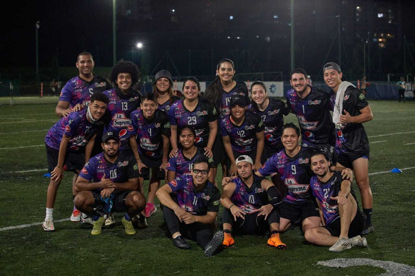 Enrique Siu y su equipo de Kickball, actuales campeones de la liga Harpía. 