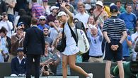 La polaca Iga Swiatek saluda al salir de la cancha después de ser derrotada por la francesa Alize Cornet. La polaca Iga Swiatek saluda al salir de la cancha después de ser derrotada por la francesa Alize Cornet.