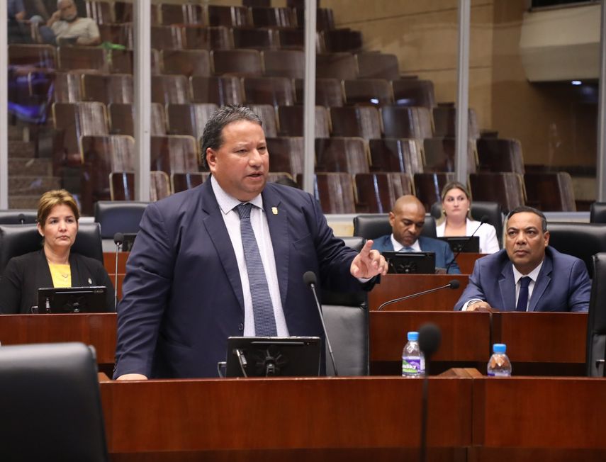 Segundo debate del proyecto de ley 890 que ajusta salarios para alcaldes y representantes con dobles cargos públicos.