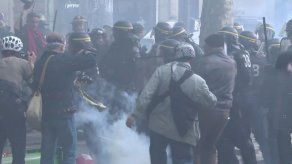 Enmascarados y policías chocan durante marcha laboral en París