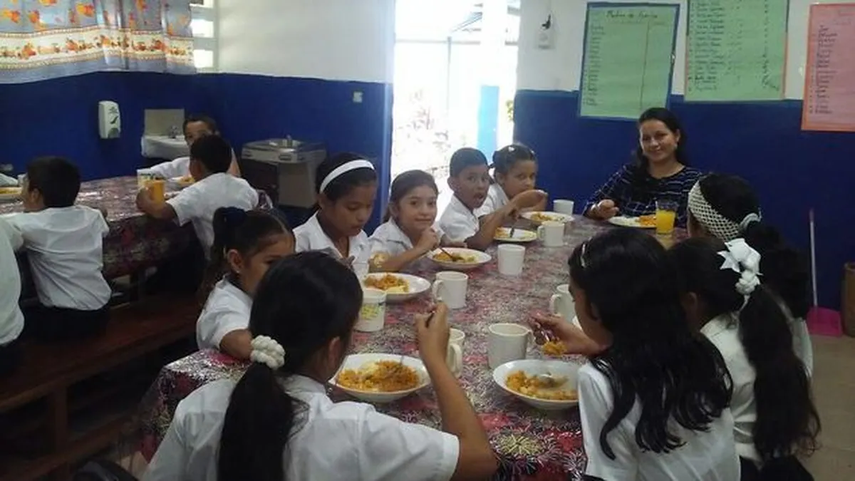 Estudiantes comiendo en un centro educativo oficial del MEDUCA