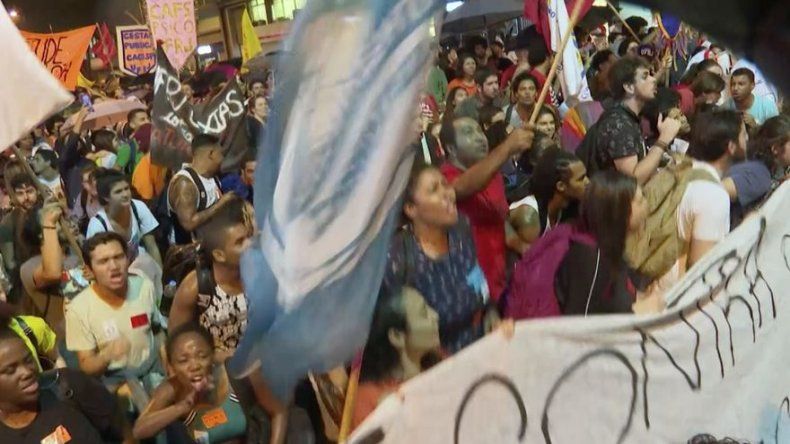 Protestan en todo Brasil contra recortes a la educación