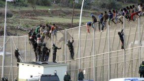 Unos 300 inmigrantes intentan entrar en enclave español de Melilla