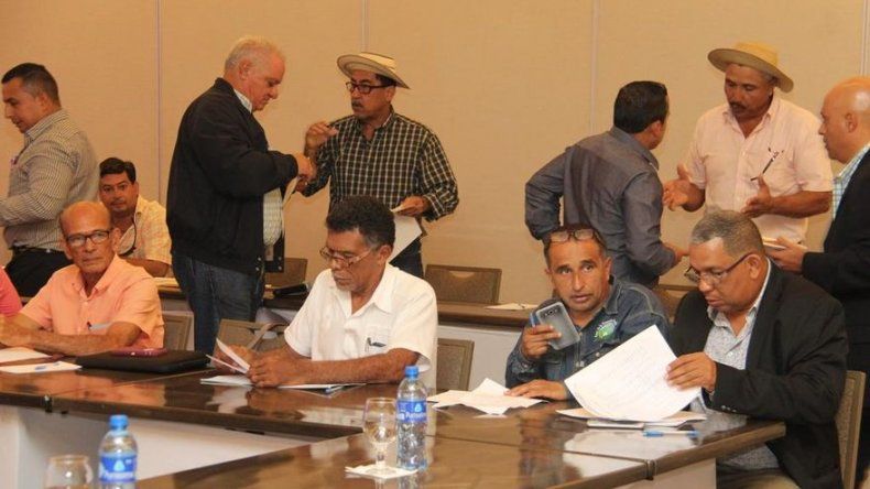 Productores se levantaron de la mesa de diálogo ante falta de respuesta de las autoridades