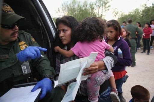 Llegan a Honduras 35 niños deportados de EE.UU. junto a sus madres
