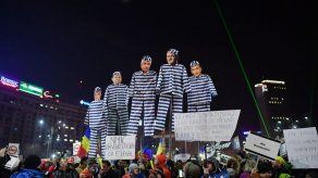 Protestas masivas en Rumania logran derribar decreto que suavizaba lucha anticorrupción