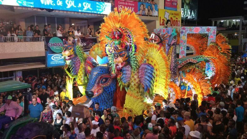 María del Carmen Simons en paseo nocturno del Sábado de Carnaval