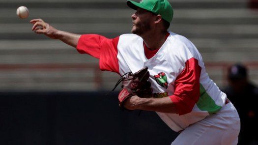 Lanzador cubano Lázaro Blanco cerca de jugar en la pelota panameña