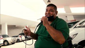 El señor Daniel Jiménez le canta a las madres en su día