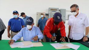 Firma del acuerdo entre productores de cebollas de Natá y el ministro Augusto Valderrama.