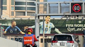 Afiche del Mundial en el que aparecen los jugadores Kylian Mbappe y Leo Messi.