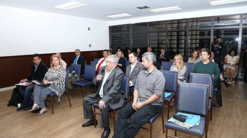 Precandidatos presidenciales por la libre postulación se reúnen con magistrados del TE