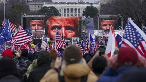“Algunas de las personas que ingresaron en el Capitolio hoy no eran partidarios de Trump. Estaban haciéndose pasar por partidarios de Trump y, en realidad, eran miembros del grupo terrorista violento antifa”, aseguró Gaetz.