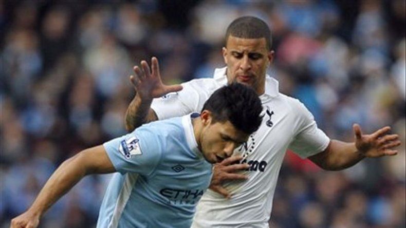 Balotelli y Valencia se destacan con los equipos Manchester