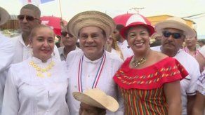 Otorgan medalla al mérito Rufina Alfaro a Roberto Durán