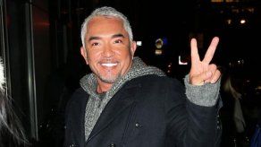 César Millán se compromete con su novia Jahira Dar