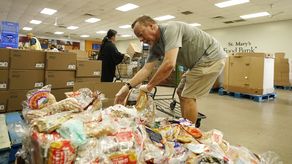 Los bancos de alimentos, que habían comenzado a ver un cierto alivio cuando la gente volvió al trabajo después de los confinamientos por la pandemia, están pasando apuros para satisfacer las necesidades a últimas fechas.