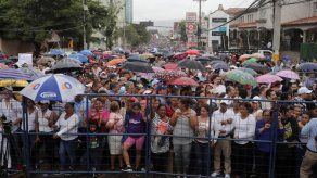 Marchan en apoyo al presidente hondureño por denuncia de uso de dinero narco