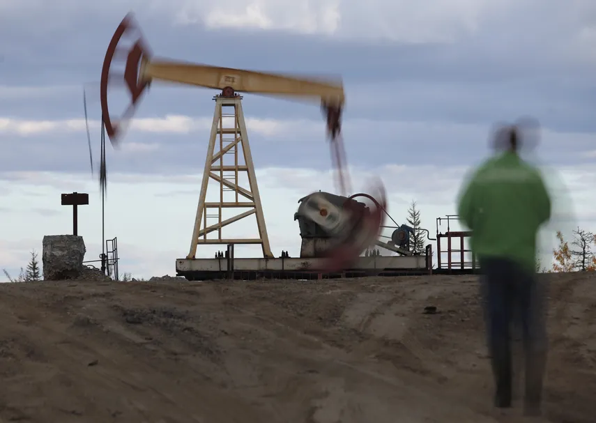 El petróleo baja por tomas de beneficios y subida del dólar