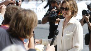 Sigourney Weaver reparte selfis y autógrafos a su llegada a San Sebastián