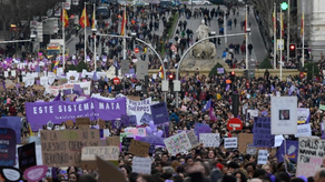 Mujeres salen a la calle para defender sus derechos amenazados este 8 de marzo del 2023.