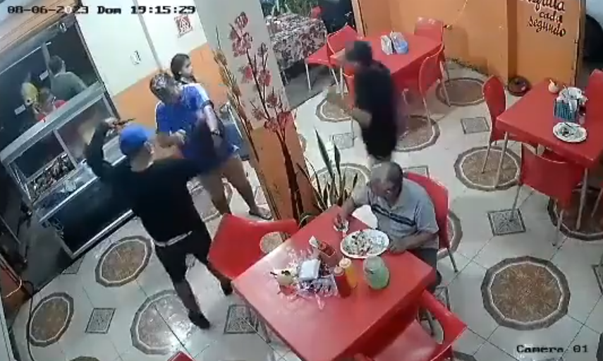 La increíble reacción de comensal mientras asaltaban un restaurante en Ecuador